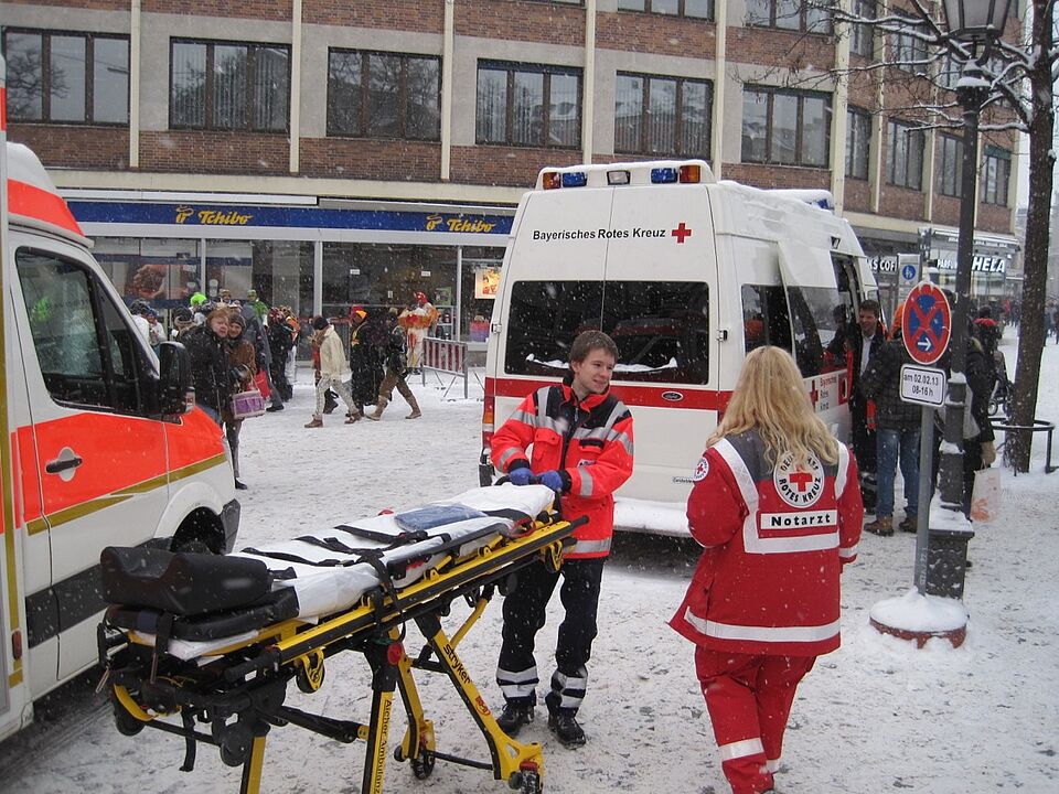 Einsatz mitten im Faschings- und Schneetreiben: Übergabe eines Patienten an den Rettungsdienst