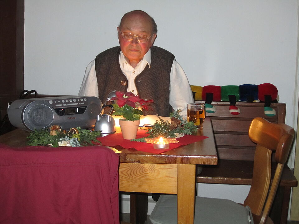 Weihnachtsfeier des Arbeitskreises Hilfe für Menschen in Not Weihnachtsfeier des Arbeitskreises Hilfe für Menschen in Not