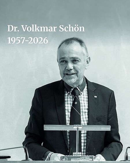 Portraitfoto von Dr. Volkmar Schön in schwarz-weiß mit Jahreszahlen 1957-2026