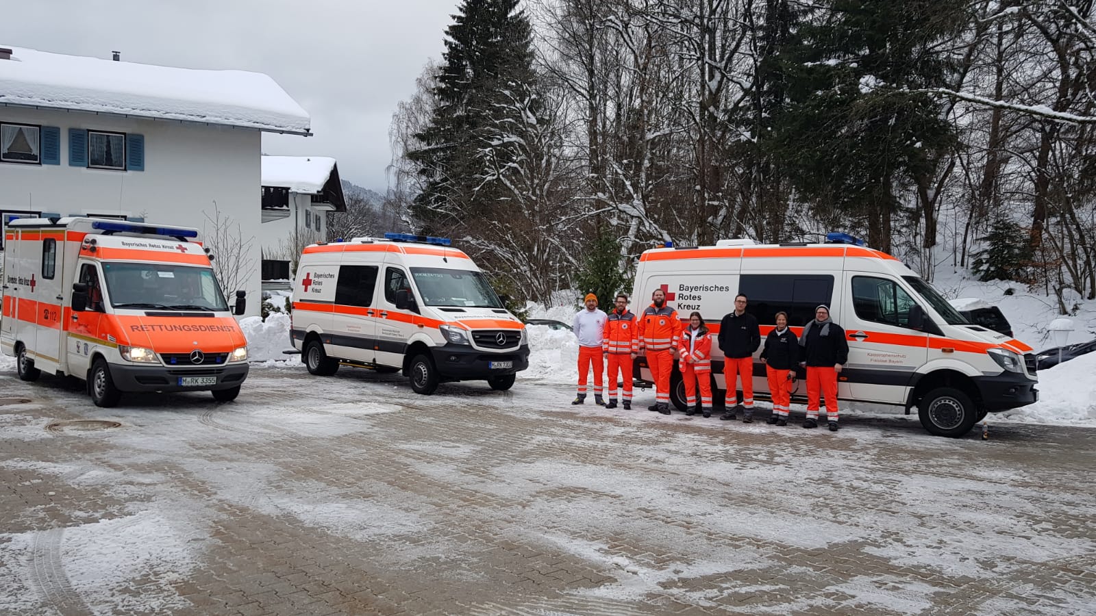 Gruppenbild 4. Schnelleinsatzgruppe Transport des Münchner Roten Kreuzes beim Einsatz im Landkreis Miesbach