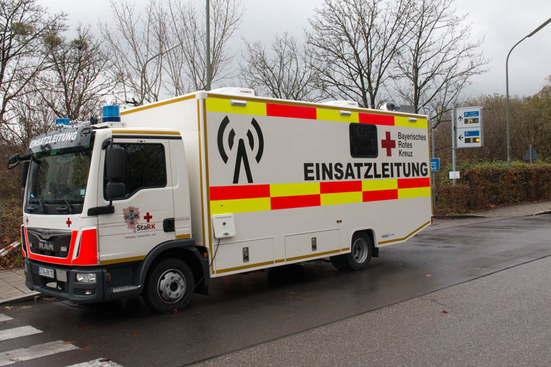 Großer Einsatzleitwagen des Roten Kreuzes vor dem Eingang zum Hörsaal